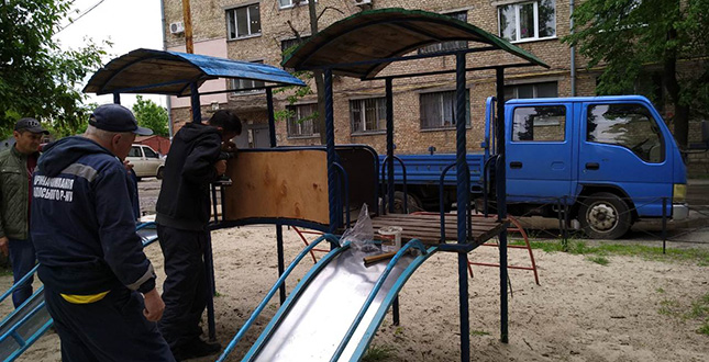Комунальні служби продовжують виконувати роботи з ремонту та благоустрою балансових територій (фото)