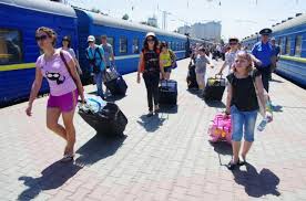 Для консультацій переселенців щодо працевлаштування у кожному районі працює спеціальна «гаряча лінія» (+ контакти районних центрів зайнятості)