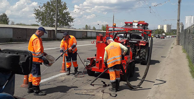 Триває ремонт доріг та вулиць в Подільському районі (фото)
