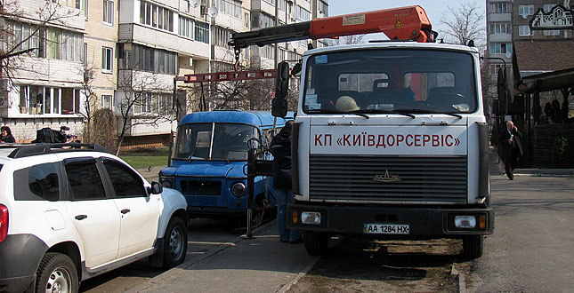 Із дворів столичних будинків вивозять покинутий автотранспорт