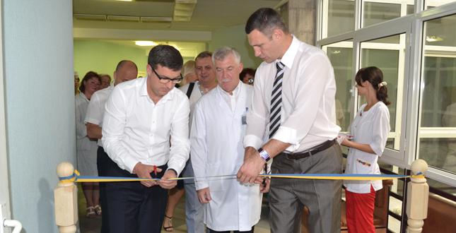 Віталій Кличко увів у експлуатацію новий цифровий флюорограф у КДЦ Подільського району (фото)