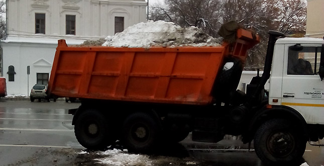 За вихідні «Київавтодор» вивезла 5 828,45 т снігу із доріг та вулиць Києва