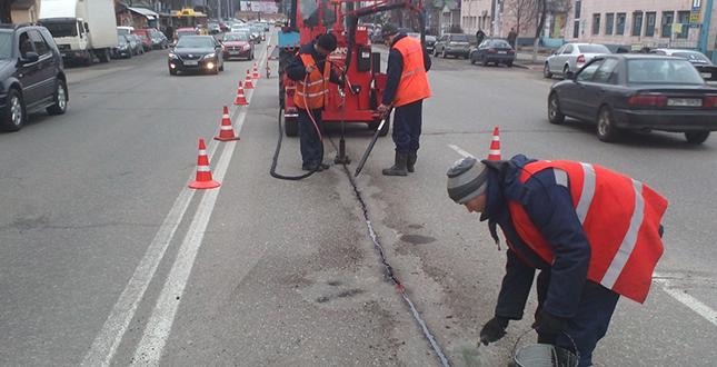 КК «Київавтодор» продовжує роботи з ліквідації аварійних руйнувань вулично-дорожньої мережі столиці