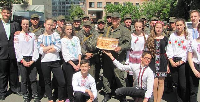 Учні середньої школи №242 відвідали бійців Батальйону оперативного призначення резервістів імені Героя України генерала Сергія Кульчицького Національної гвардії України (фото)